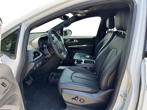 New 2026 Chrysler Pacifica Select image 9