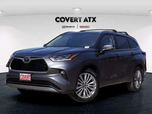 Used 2025 Toyota Highlander Platinum image 2