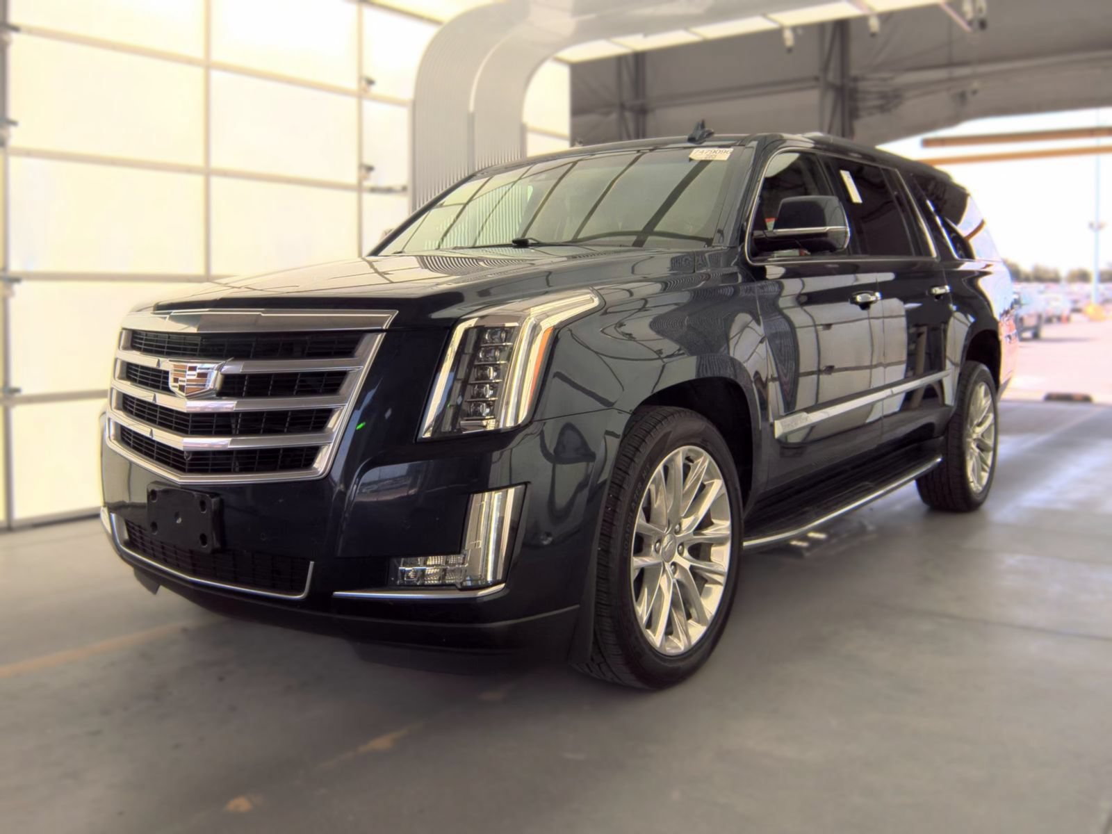 Used 2019 Cadillac Escalade ESV Luxury RWD image 1