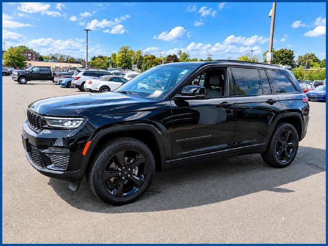 Used 2023 Jeep Grand Cherokee Altitude AWD/4WD image 1