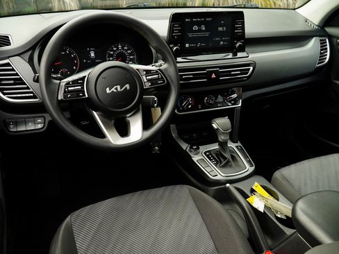 Used 2022 Kia Seltos LX image 9