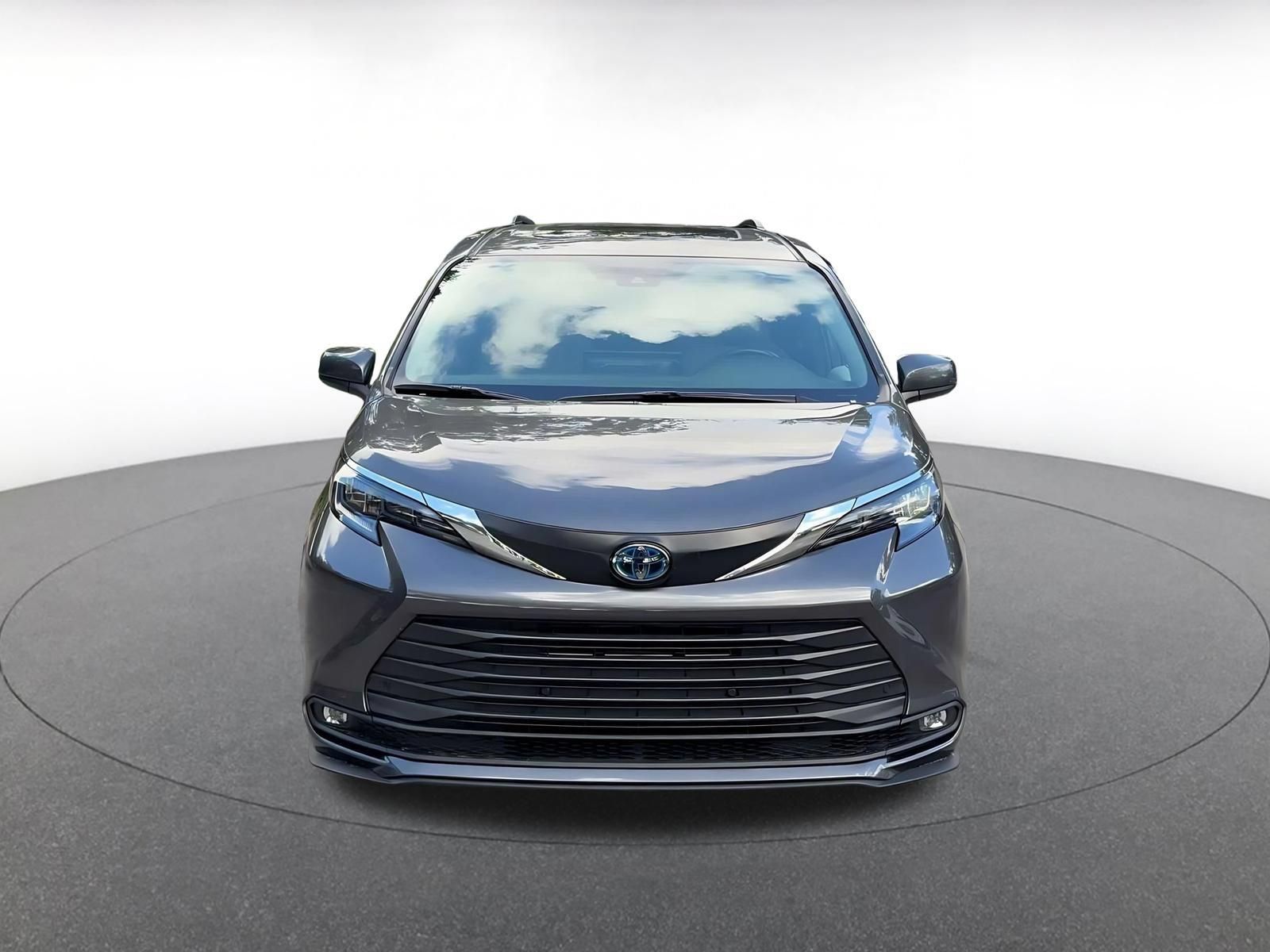 Used 2025 Toyota Sienna XLE FWD image 4