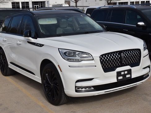Used 2021 Lincoln Aviator Black Label w/ Class IV Trailer Tow Package image 4