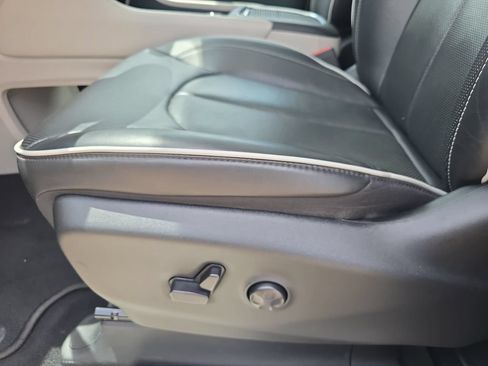 Used 2024 Chrysler Pacifica Limited FWD image 30