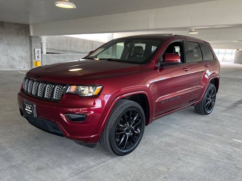 Used 2019 Jeep Grand Cherokee Altitude AWD/4WD image 11