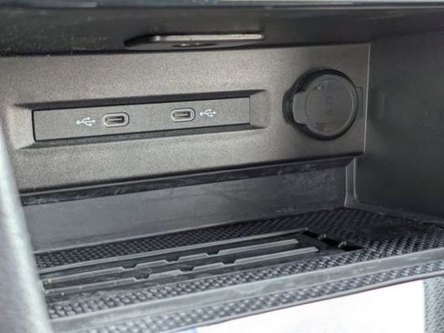 Used 2025 Volkswagen Taos SE FWD image 23