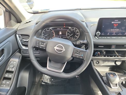 Used 2025 Nissan Rogue SV FWD image 17