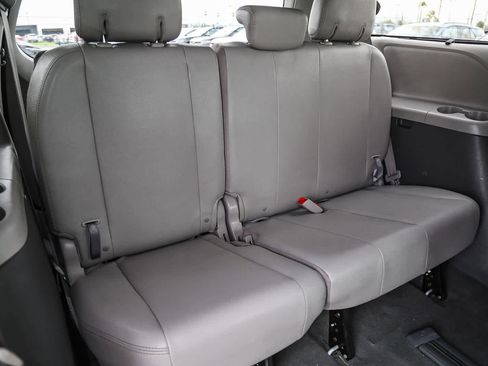 Used 2019 Toyota Sienna XLE image 18