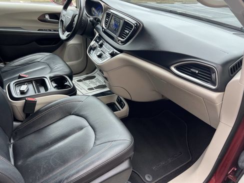 Used 2018 Chrysler Pacifica Touring-L image 16