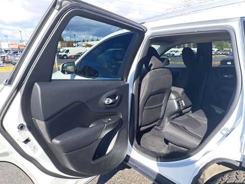 Used 2015 Jeep Cherokee Latitude AWD/4WD image 12