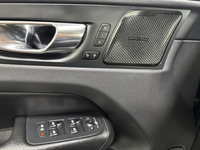 Used 2019 Volvo XC60 T5 Momentum w/ Multimedia Package AWD/4WD image 24