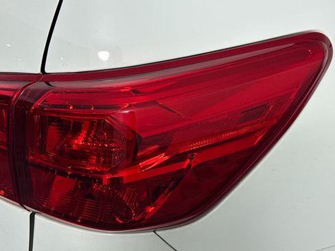 Used 2020 Nissan Pathfinder S AWD/4WD image 32