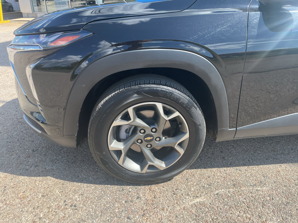 Used 2025 Chevrolet Trax LT FWD image 3
