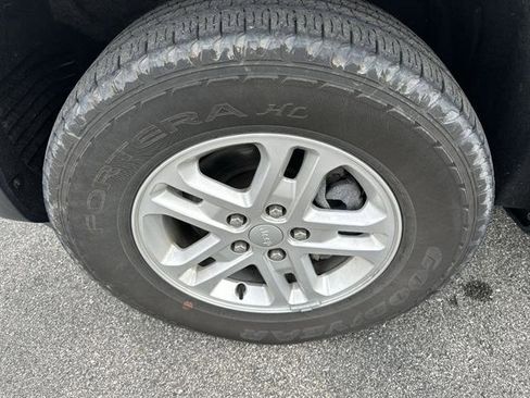 Used 2023 Jeep Grand Cherokee Laredo w/ Luxury Tech Group I image 18