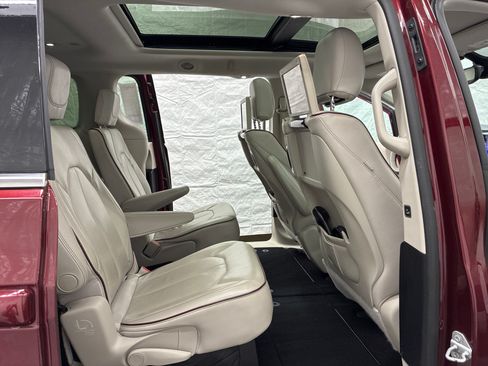 Used 2017 Chrysler Pacifica Limited FWD image 9