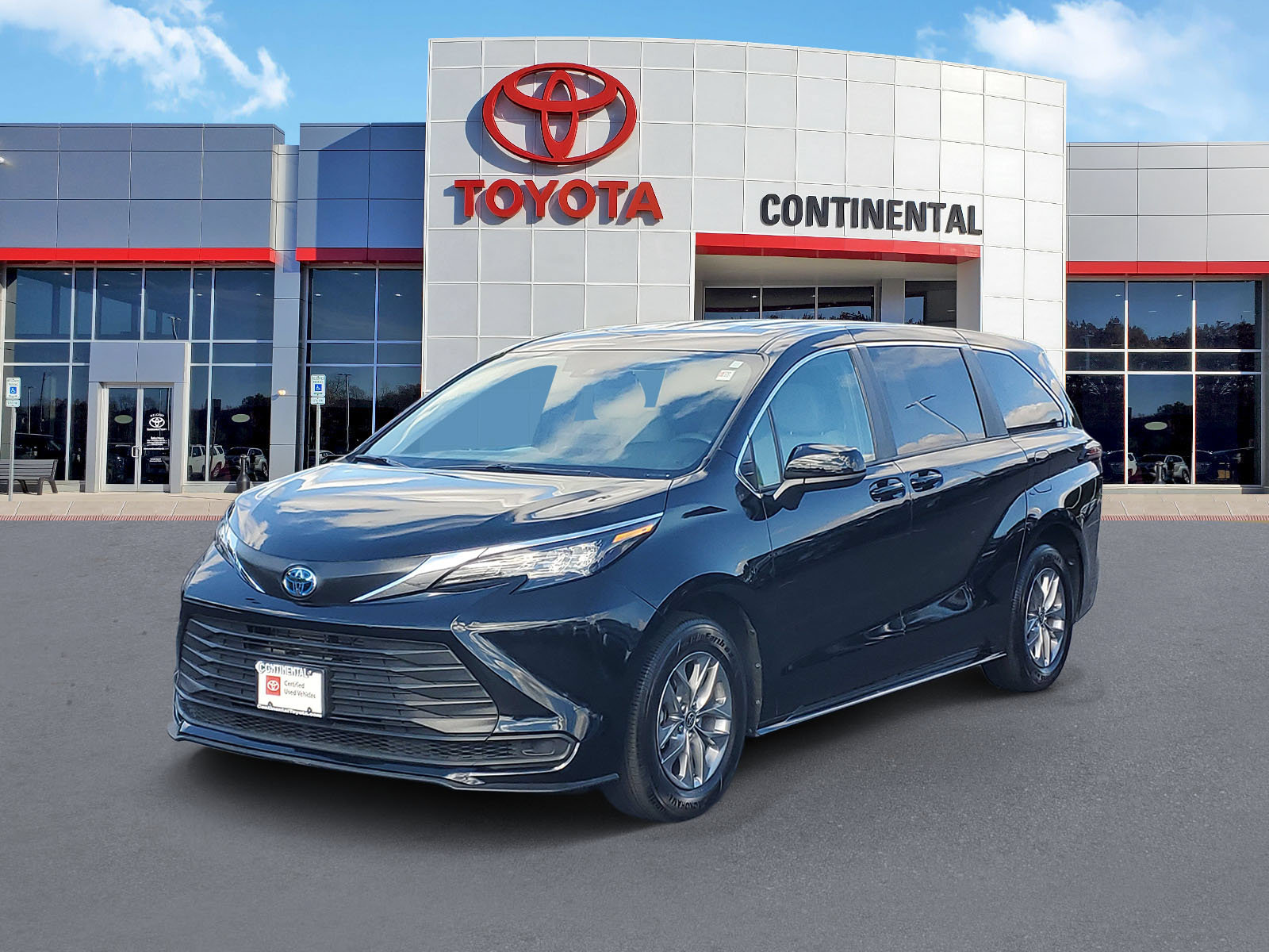 Certified 2025 Toyota Sienna LE FWD image 3