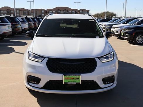 New 2026 Chrysler Pacifica Select image 2