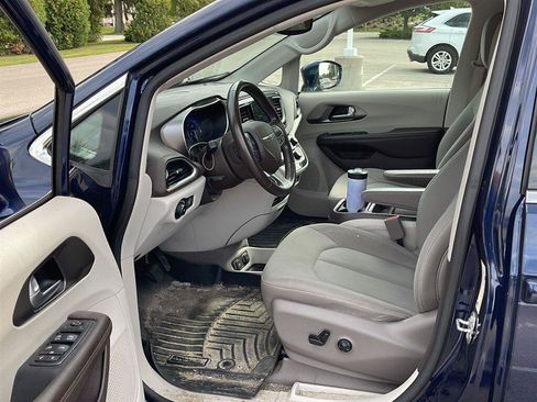 Used 2019 Chrysler Pacifica Touring Plus w/ Advanced Safetytec Group FWD image 3