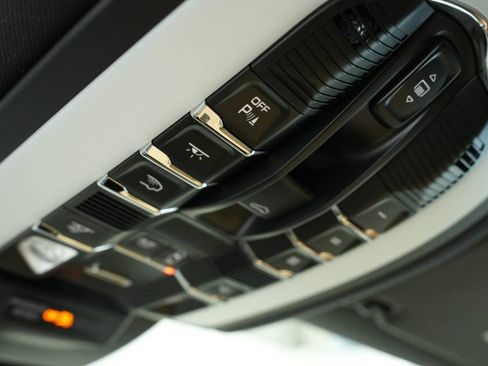 Used 2025 Porsche Macan image 35