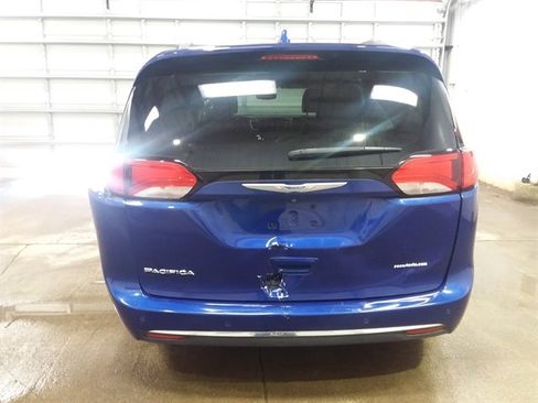 Used 2018 Chrysler Pacifica Touring-L image 8