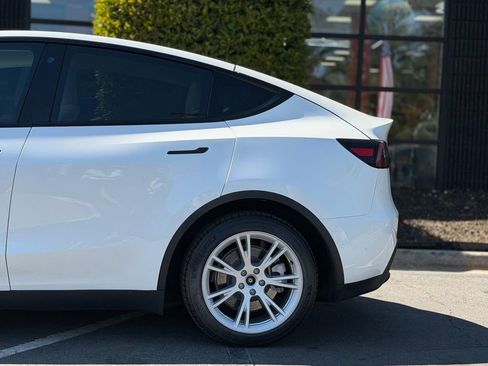 Used 2022 Tesla Model Y Long Range image 10