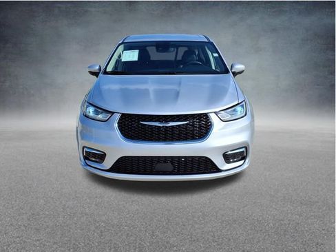 Used 2023 Chrysler Pacifica Touring-L FWD image 2