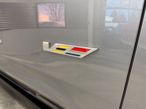 Used 2025 Cadillac Escalade ESV V image 5