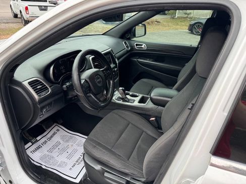 Used 2019 Jeep Grand Cherokee Laredo image 9