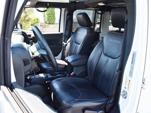 Used 2018 Jeep Wrangler Unlimited Sahara w/ Max Tow Package AWD/4WD image 5
