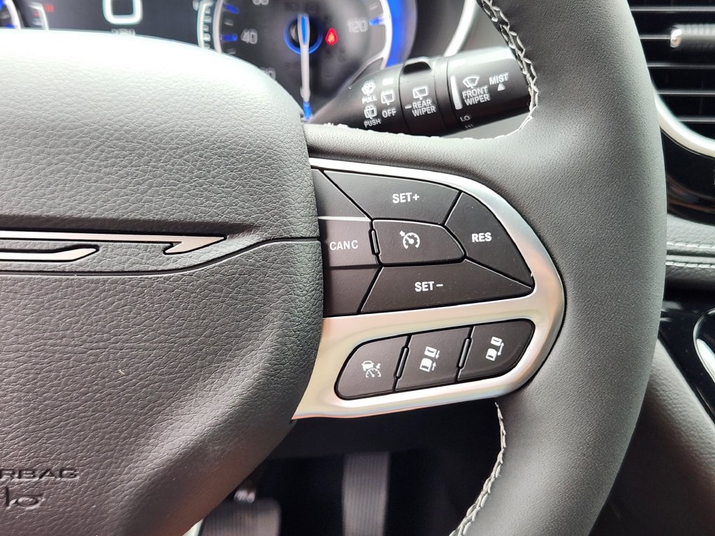 New 2027 Chrysler Pacifica Select AWD/4WD image 18