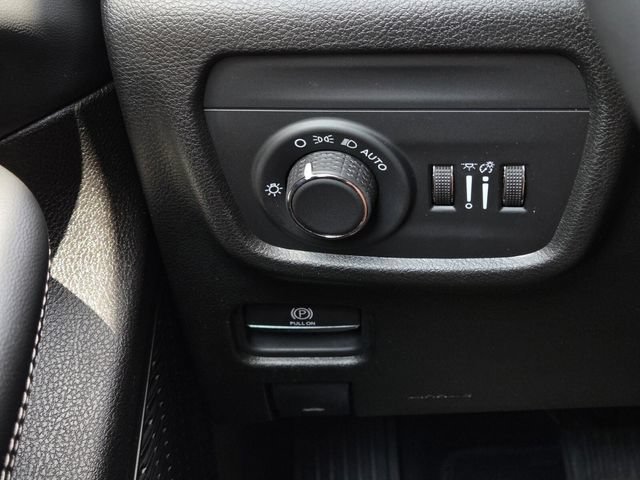 Used 2025 Jeep Grand Cherokee Altitude AWD/4WD image 27