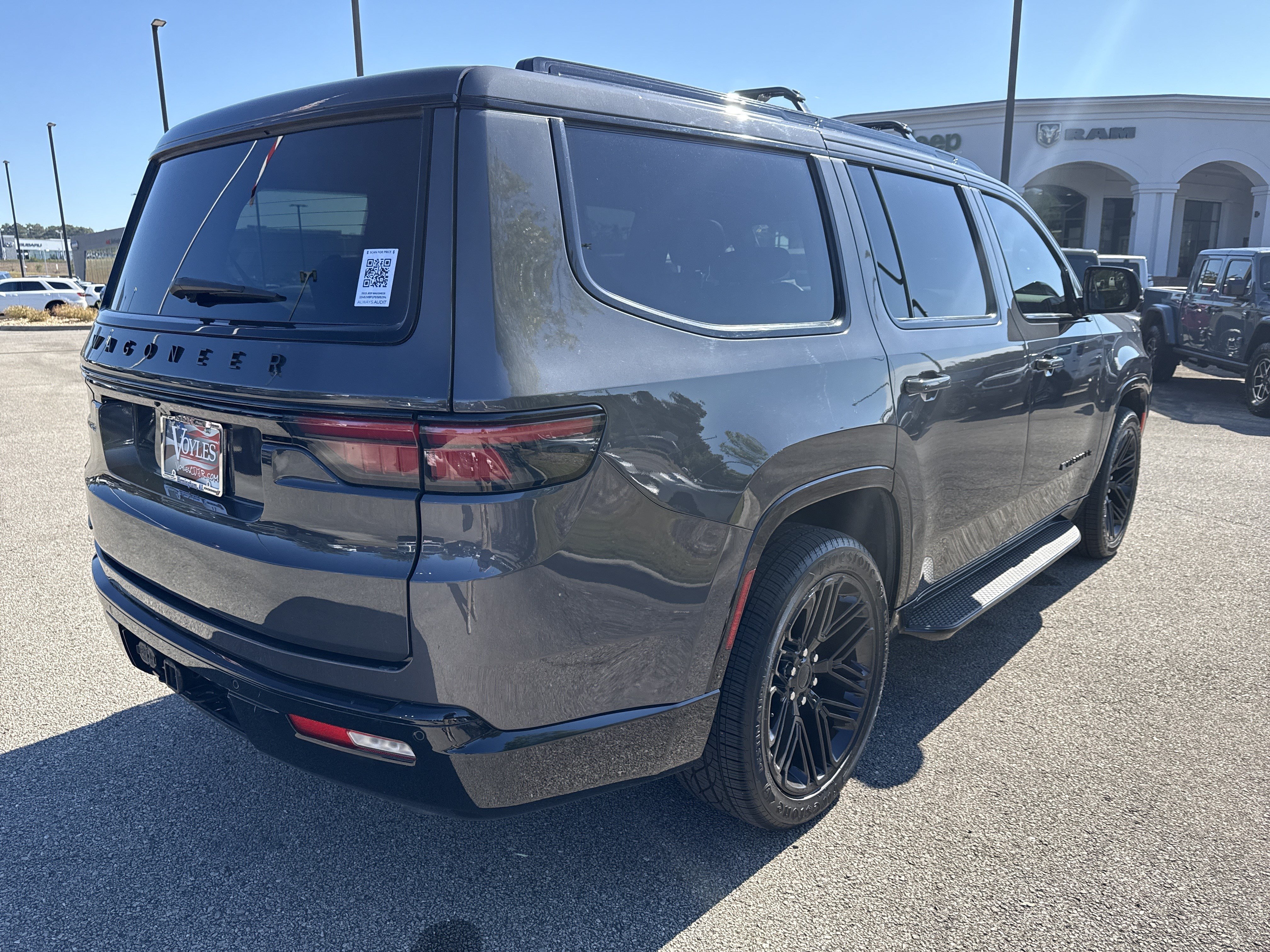 Used 2023 Jeep Wagoneer Series II AWD/4WD image 11