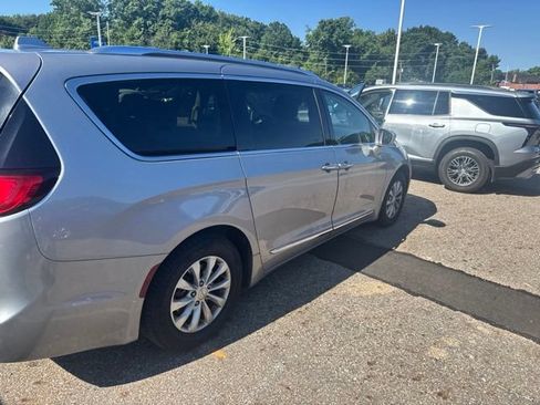 Used 2018 Chrysler Pacifica Touring-L FWD image 3