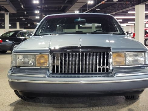 Used 1993 Lincoln Town Car Signature RWD image 3