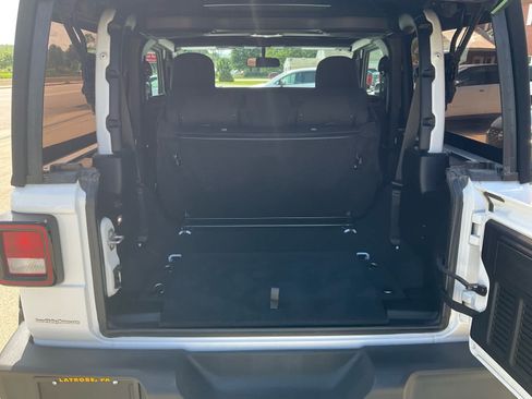 Used 2020 Jeep Wrangler Sport AWD/4WD image 13