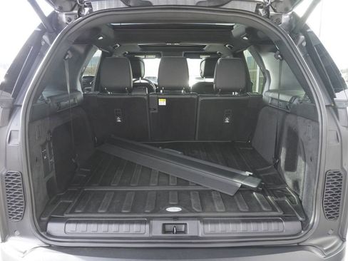 Used 2025 Land Rover Discovery S image 31