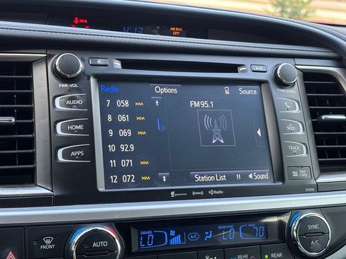 Used 2019 Toyota Highlander XLE FWD image 21