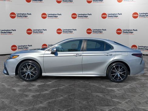Used 2022 Toyota Camry SE image 4