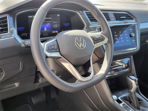 Used 2022 Volkswagen Tiguan SE w/ Panoramic Sunroof Package image 18