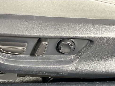 Used 2025 Toyota Camry SE w/ Convenience Package FWD image 16