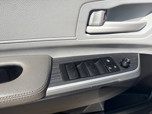 Used 2025 Toyota Sienna LE FWD image 13