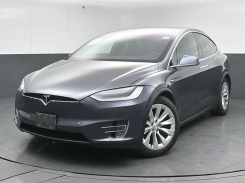 Used 2018 Tesla Model X 75D image 3