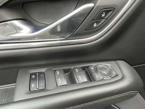 Used 2023 Chevrolet Suburban Premier image 18