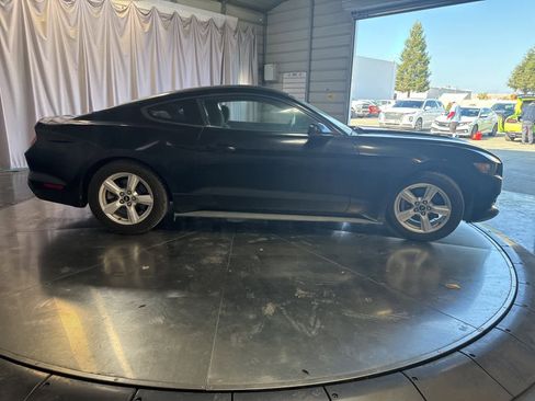 Used 2015 Ford Mustang Coupe image 3