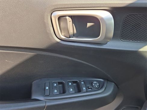 Used 2025 Hyundai Venue SEL image 13
