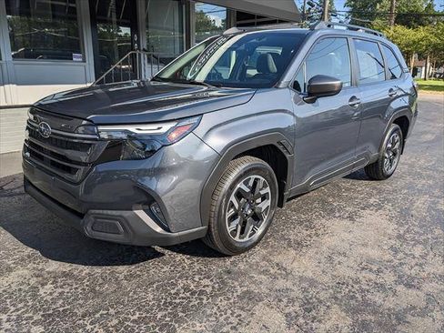 Used 2025 Subaru Forester Premium AWD/4WD image 1