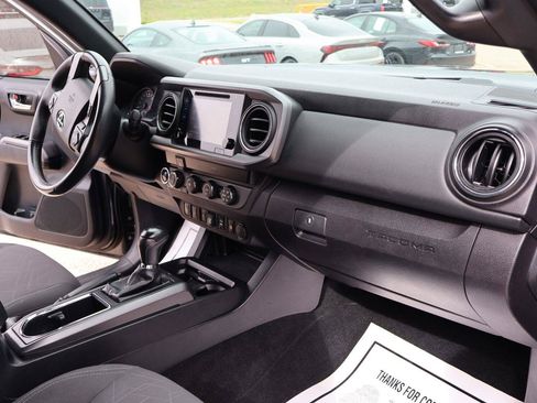 Used 2019 Toyota Tacoma TRD Off-Road w/ Technology Package AWD/4WD image 17
