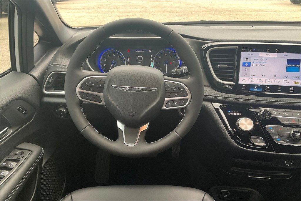 Used 2026 Chrysler Pacifica Select FWD image 12