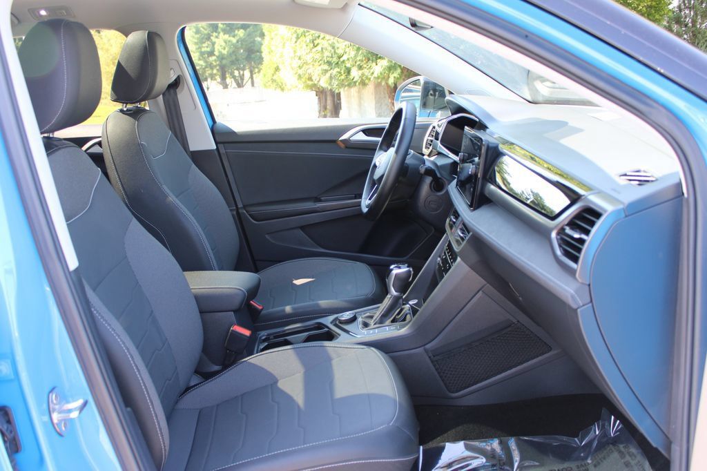 Used 2025 Volkswagen Taos SE AWD/4WD image 13