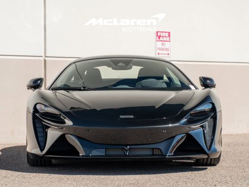 Used 2025 McLaren Artura image 10